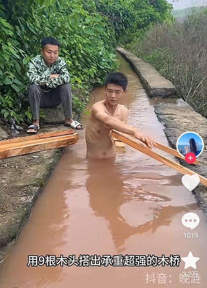 用九根木方，不用钉子，也不用榫卯，只是互相搭接，就可以造出承重超强的木桥。据说这