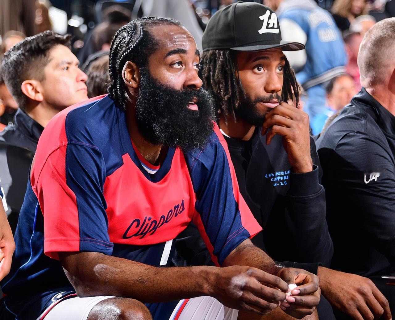 哈登：卡子哥，啥时候复出啊？？？再不回来，球队都要重建啦？？？小卡：那快船重建