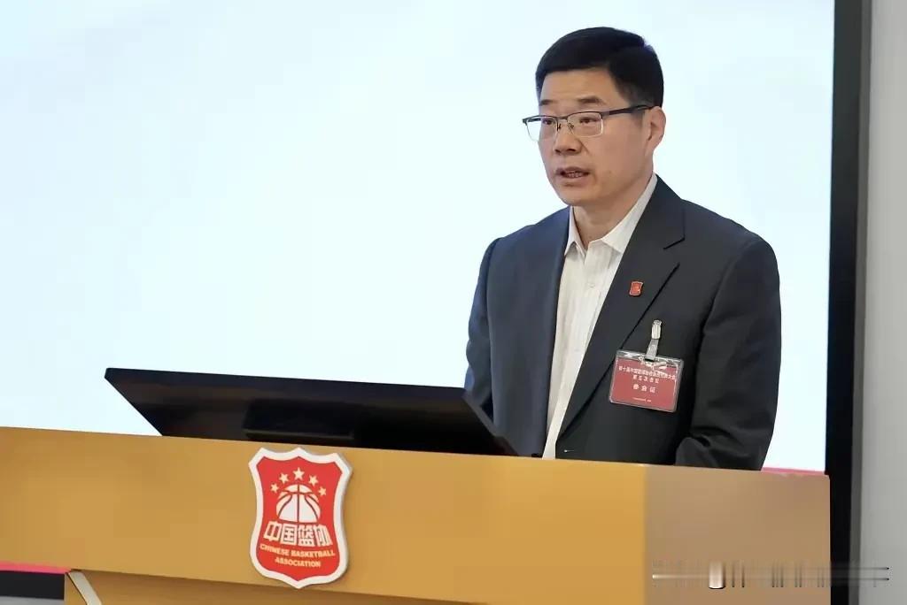 篮协主席郭振明最挠头还不是中国男女篮成绩，而是中国男女篮主帅到底是动还是不动，不