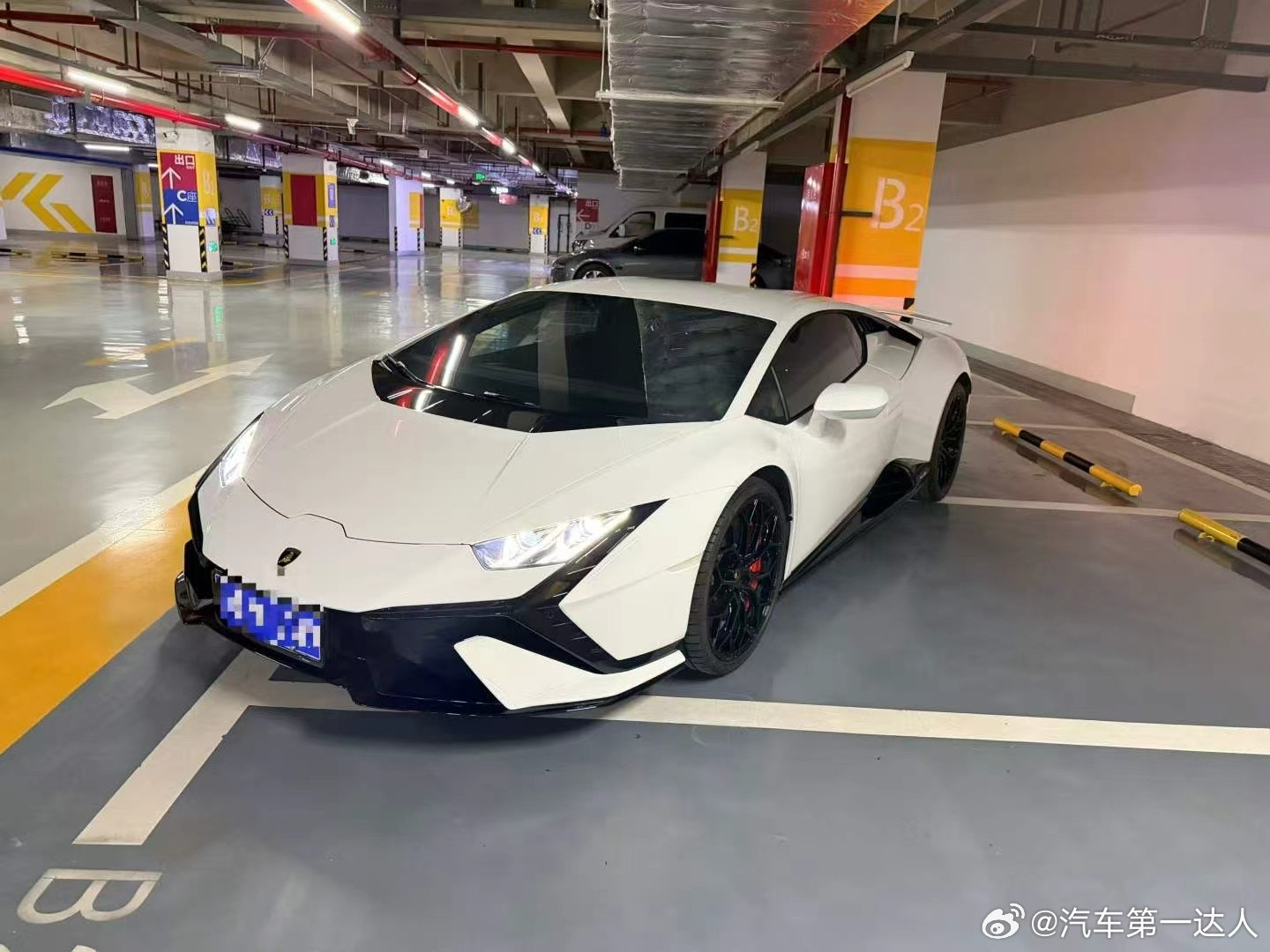 人生哪有那么多来日方长，喜欢就别等，热爱就现在。这台兰博基尼Tecnica｜白红