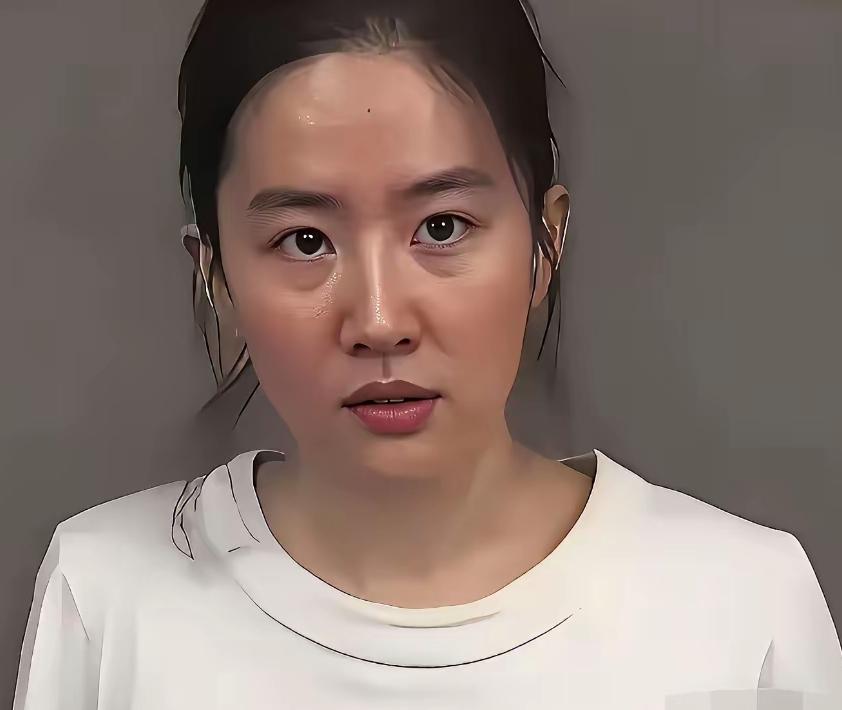 褪去精致妆容和滤镜，明星素颜瞬间回归平淡。没有华丽包装加持，眉眼朴素接地气，和