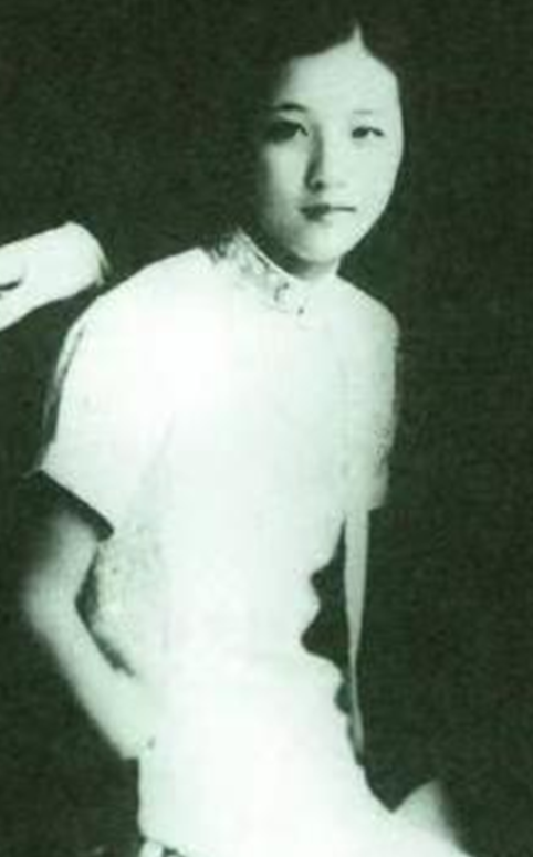 1938年7月，17岁的郭翼青嫁给了54岁的三婚男程潜。新婚之夜，圆房之后的郭翼