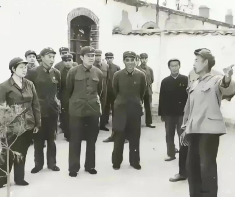 李敏在38军驻地的留影，瞧她那穿着打扮，和普通人没啥两样。这张照片拍摄于197