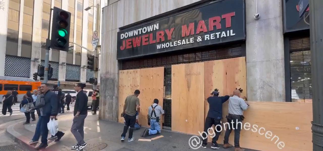 美国记者拍下的洛杉矶一幕：商店老板们都在用木板封窗，以防被示威者砸坏。但咱就是