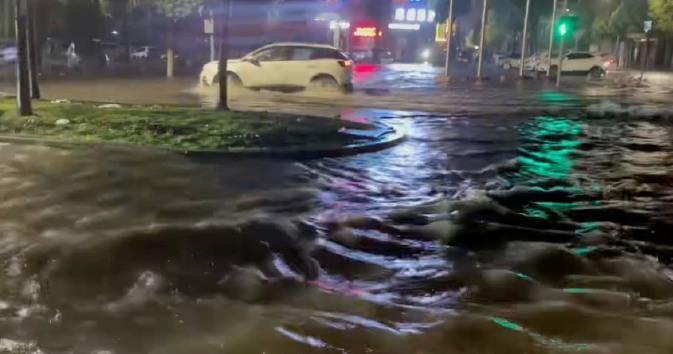 【湖北荆州暴雨积水停工停课】因持续性强降雨天气，湖北荆州中心城区积水严重，内涝风