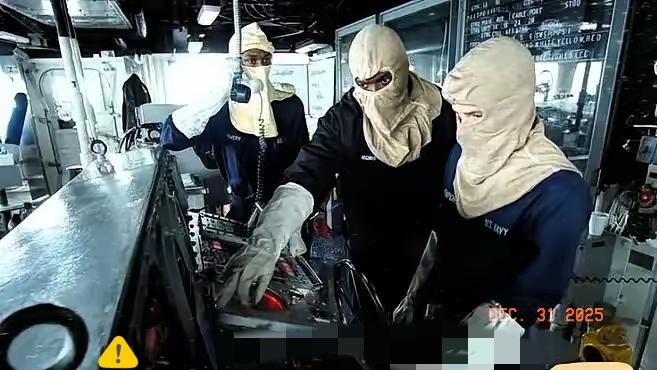 这次演习画面里，海军战士全戴着个头套，我看还有人吐槽说像那个什么“反派造型”？