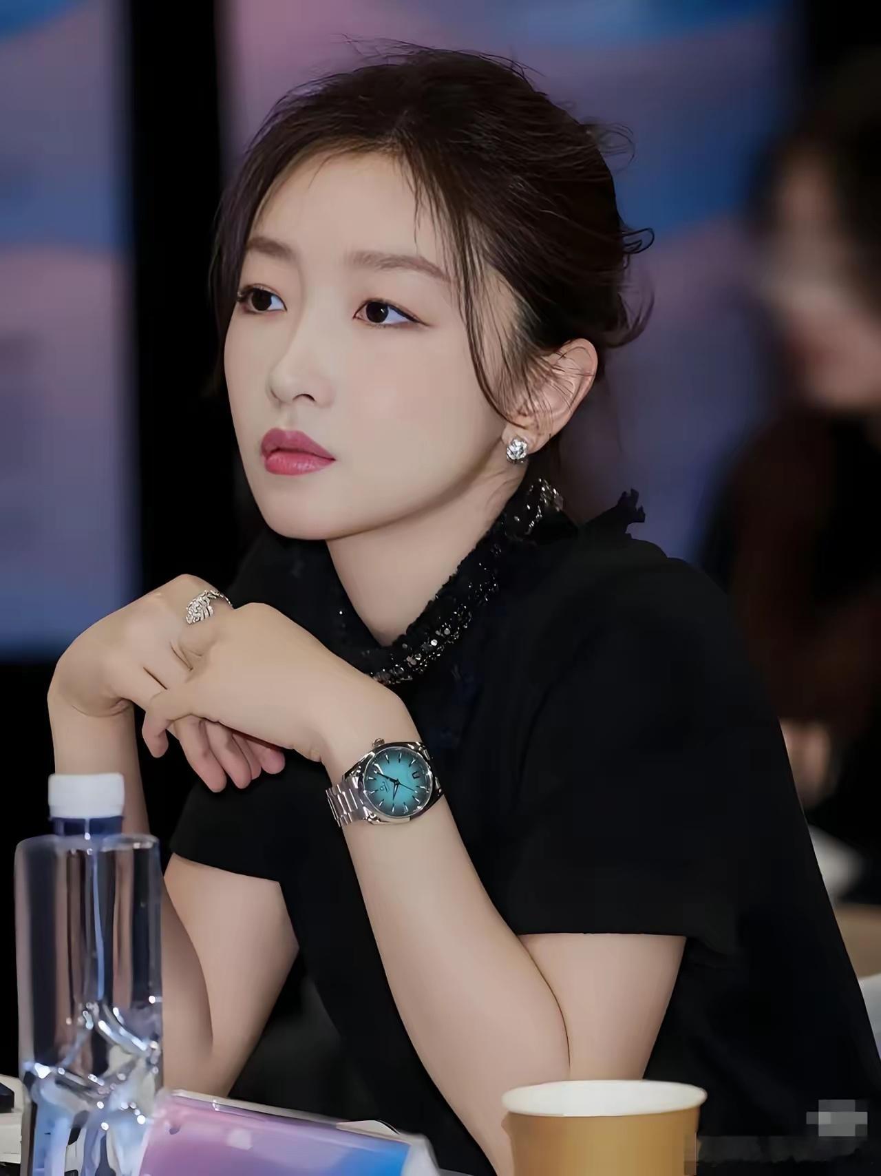 现在看来，周冬雨最近的状态绝对有高人指点，既没有急着接戏，也没有回应争议，而