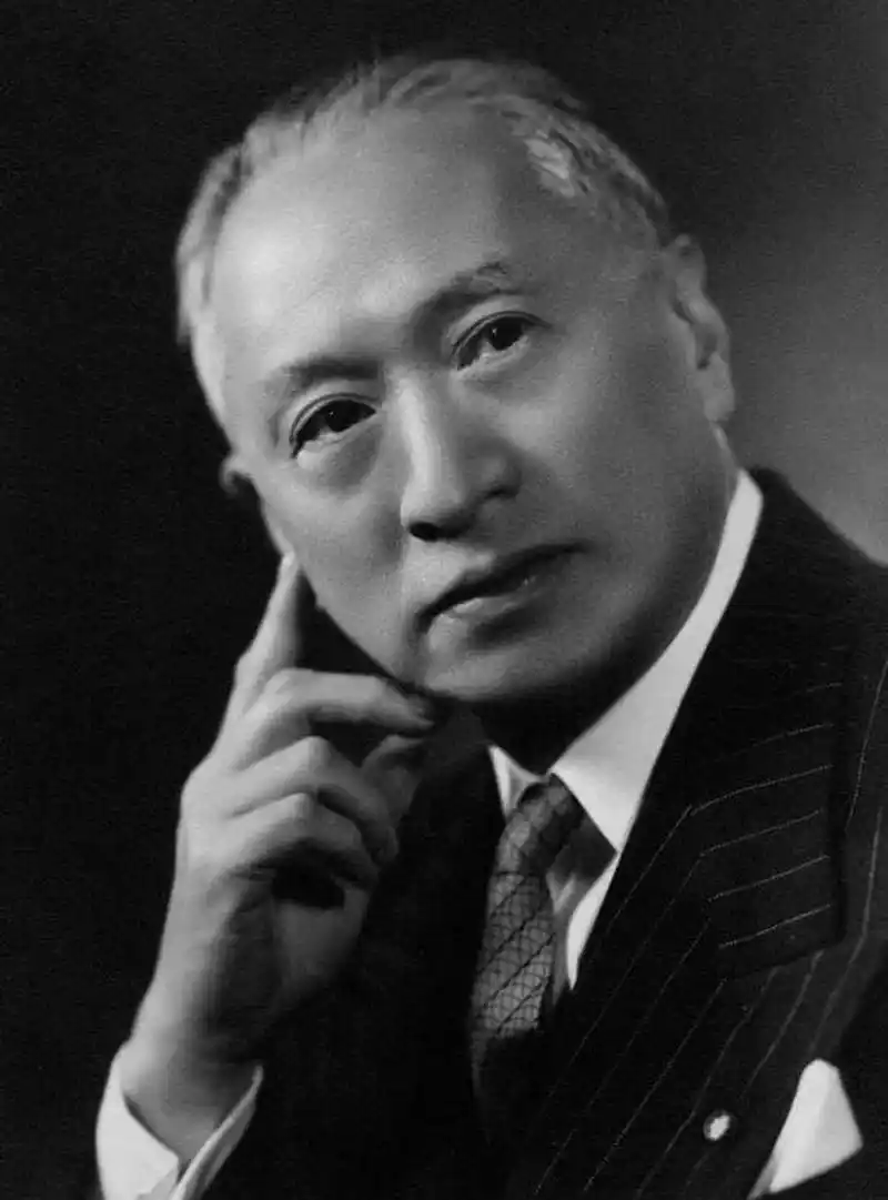 1959年，71岁的顾维钧半夜悄悄出门，来到朋友家。正玩得高兴，66岁的黄惠兰破