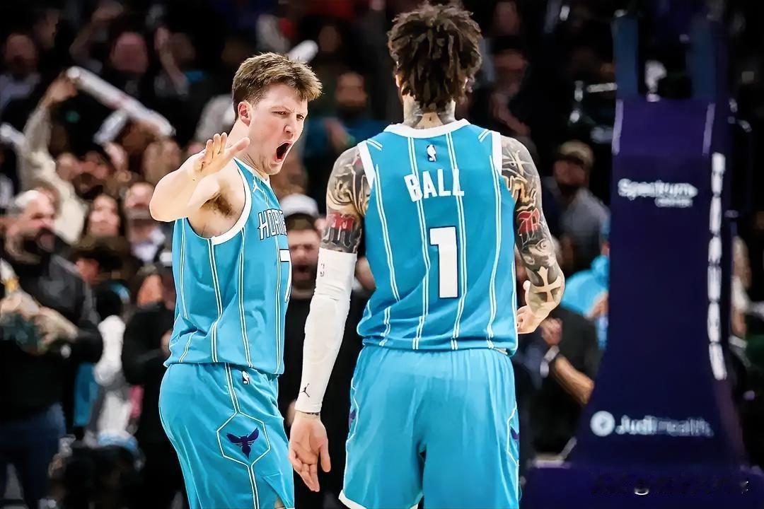 媒体人直言：黄蜂该扶正克尼佩尔！三球vs克尼佩尔，谁才是真核心？NBA附加