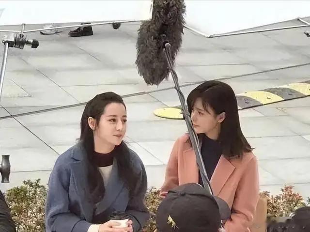 迪丽热巴和替身合影，长得太像了，一眼难辨