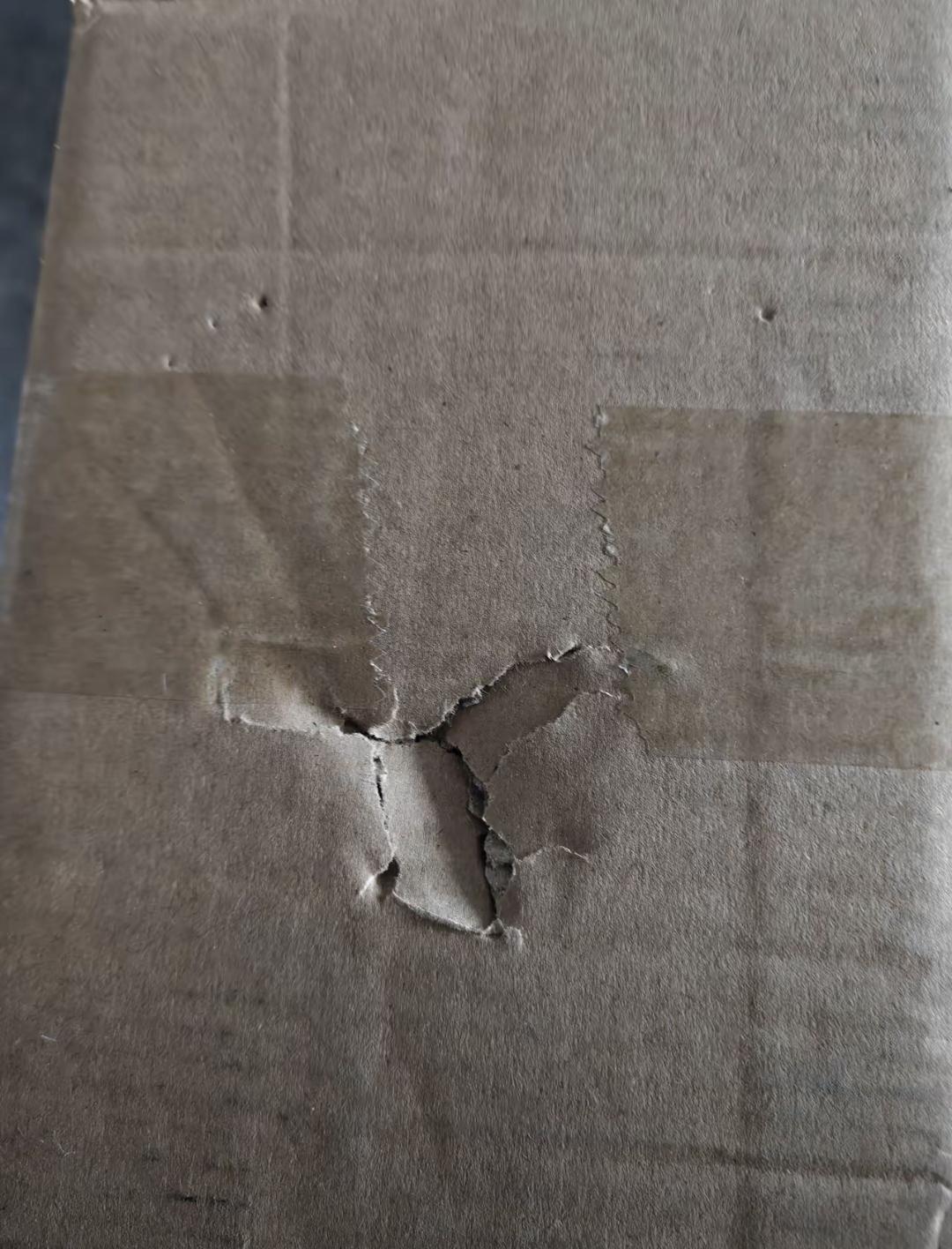 那天我去驿站取件，看见穿蓝马甲的女分拣员用亮灯夹“咔”一下夹起一个鞋盒，没看就往