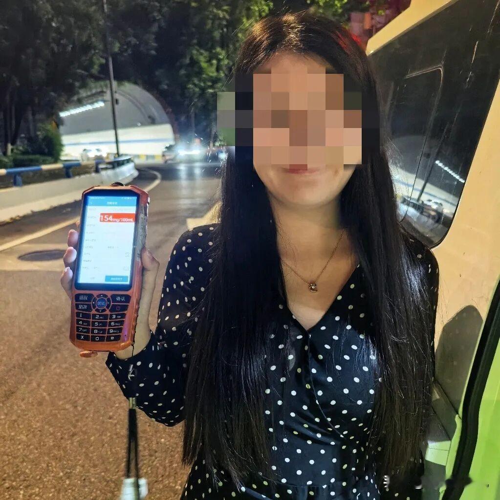 重庆这事实在让人火大又无奈。凌晨三点多，渝中区交警开展酒驾夜查，一辆白色小车缓缓