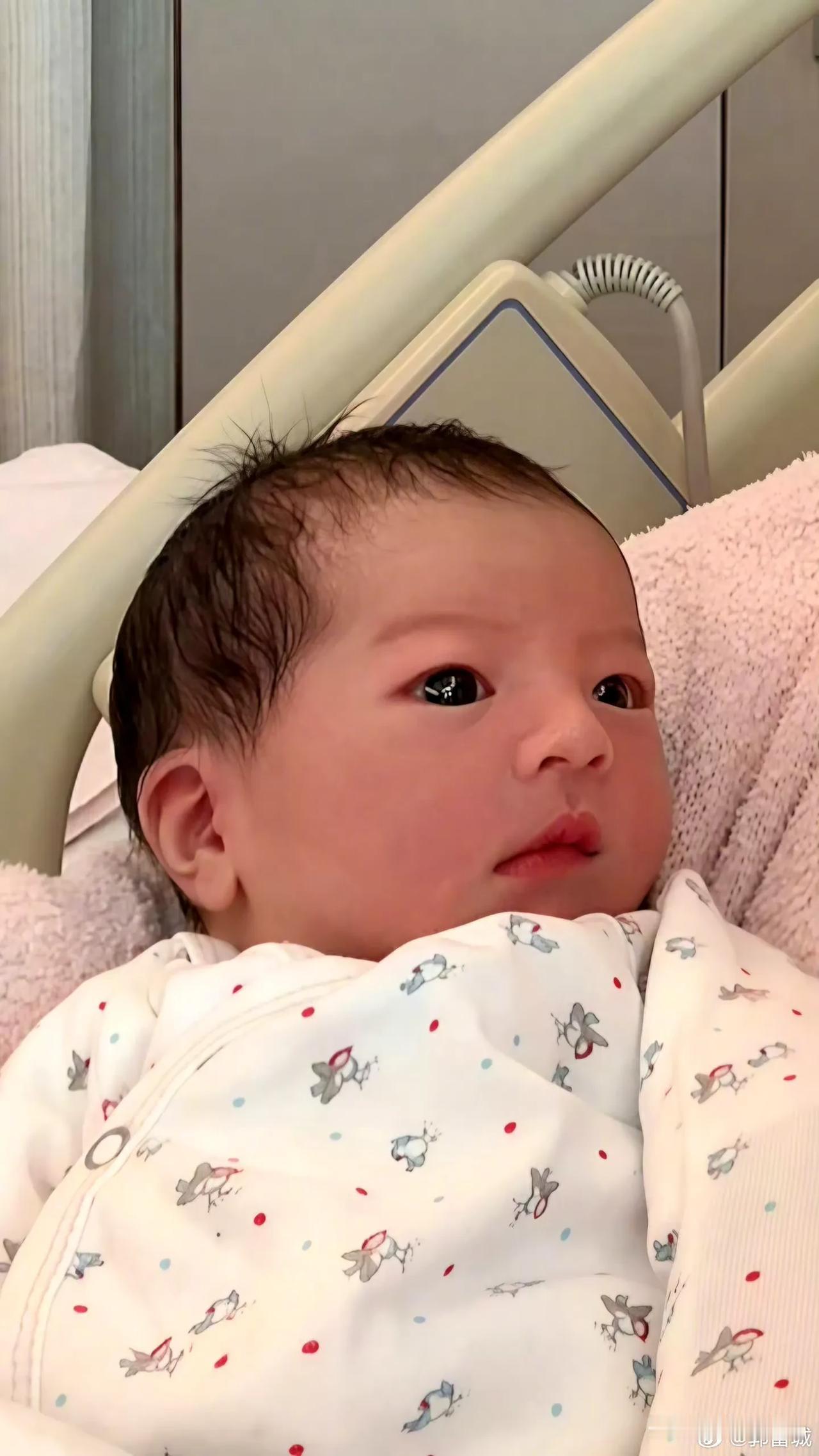 看到郭富城晒了自家三胎宝宝的照片,我才知道,要生一个漂亮的宝宝,父母颜值高有多重