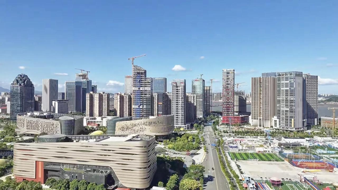 建设中的泉州CBD，竟藏着深圳同款都市感！站在高处俯瞰建设中的泉州CBD，林立