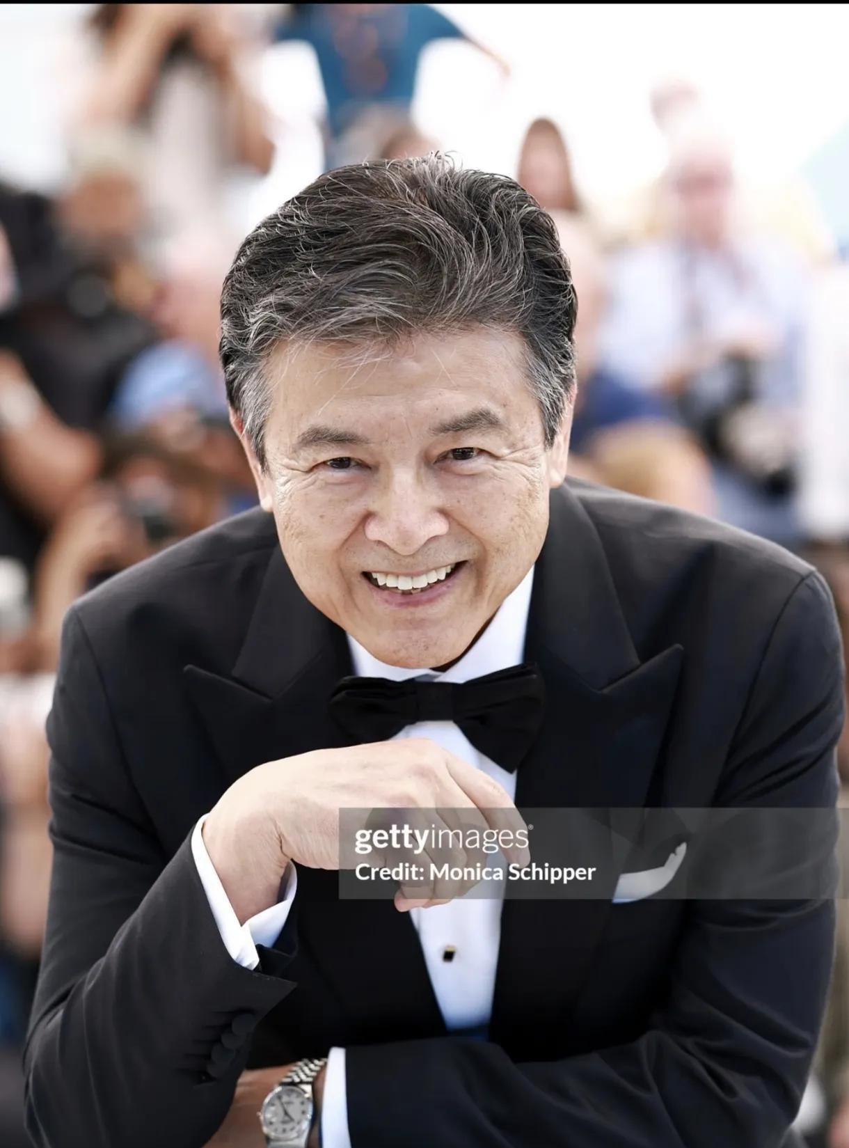 你们认出他是谁了吗？这位73岁的老人家最近出现在戛纳电影节红毯，依然儒雅帅气，可