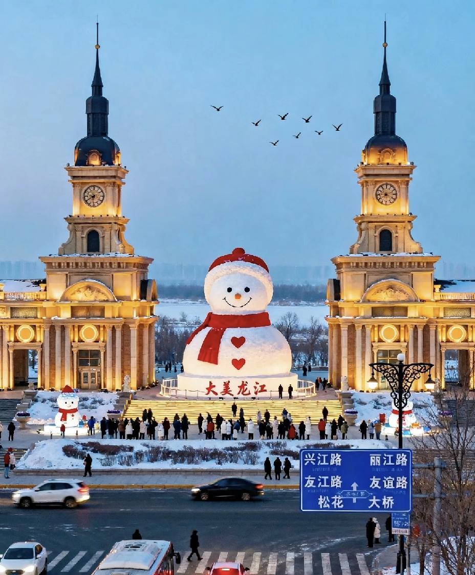 哈尔滨女孩连续三年“免费”给游客送雪人斗篷拍照打卡，如此的暖心举动怎么能不去哈尔
