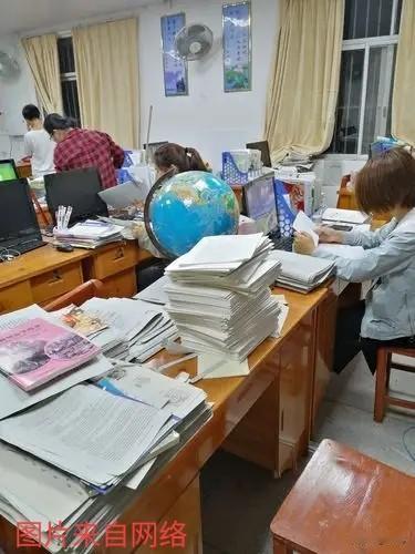 推行教师“弹性上下班制”，不会上班靠自觉，下班抬腿走。记者12月3日