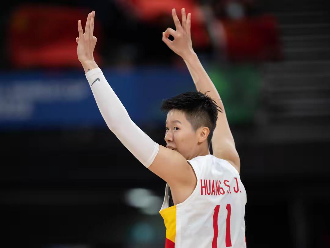 中国女篮集训队里面有几位球员连续被四任中国女篮主教练选择！她们分别是李梦、杨