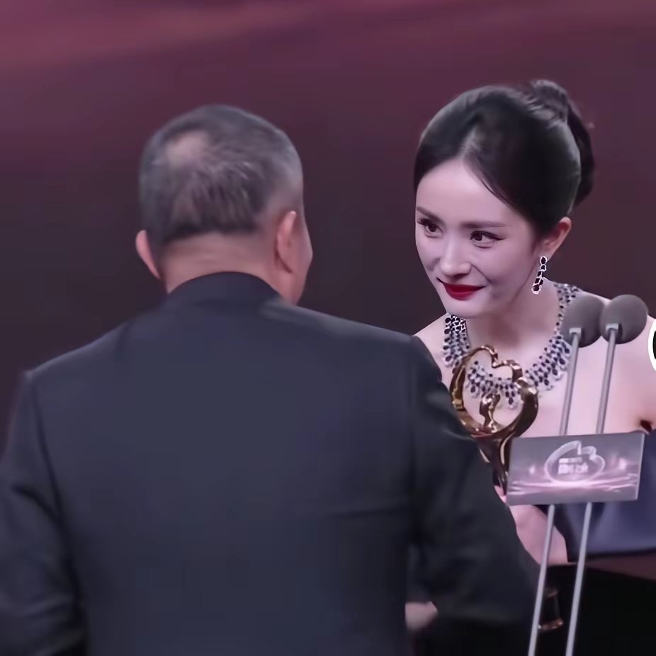 有没有觉得抢C风波之后，杨幂的资源大概率会断崖式的下降？为什么这么说呢？我们首先