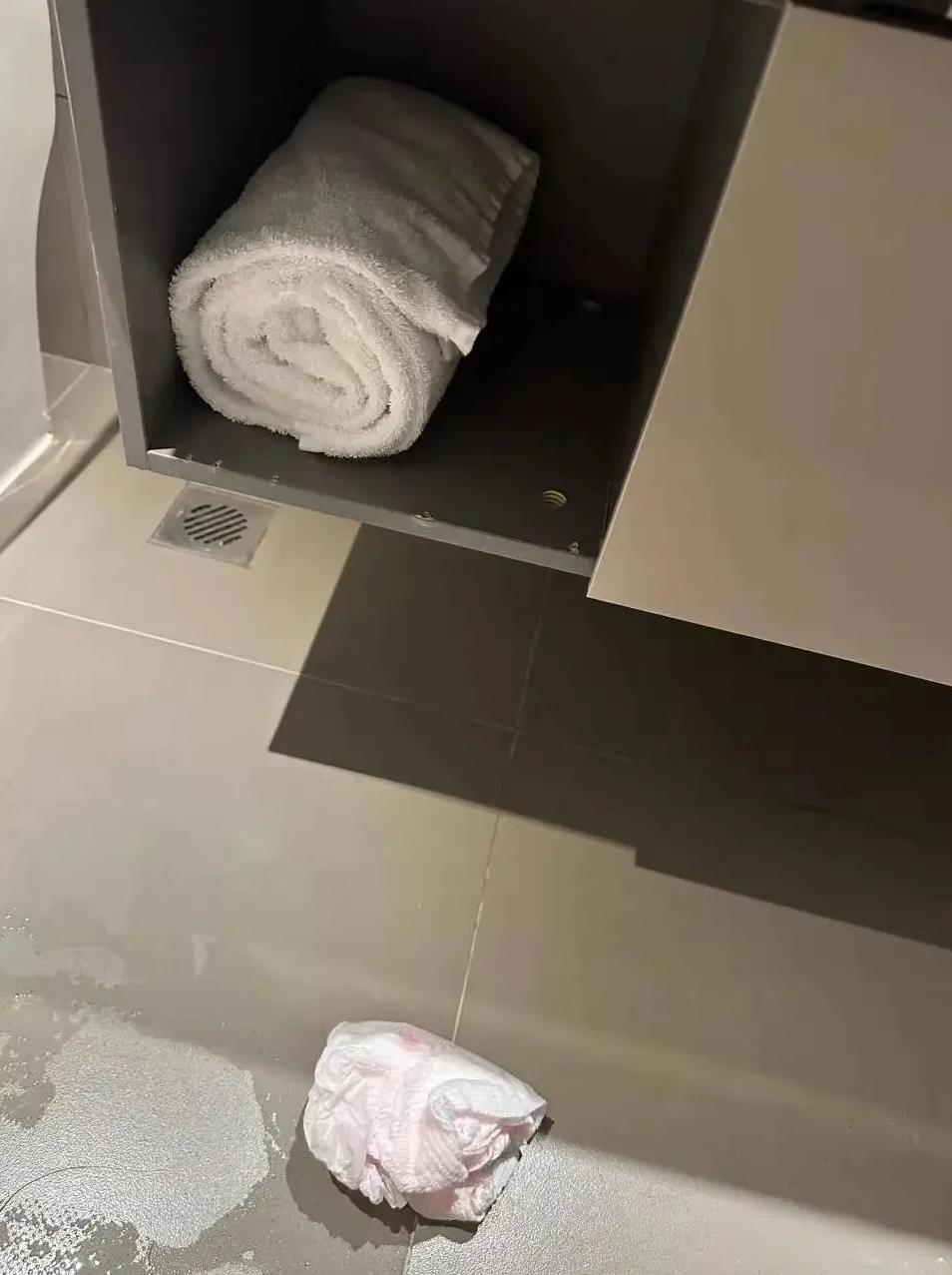 河北邢台，男子带女友入住某连锁酒店，洗漱时，竟然在放毛巾的暗格里发现了一条使用过