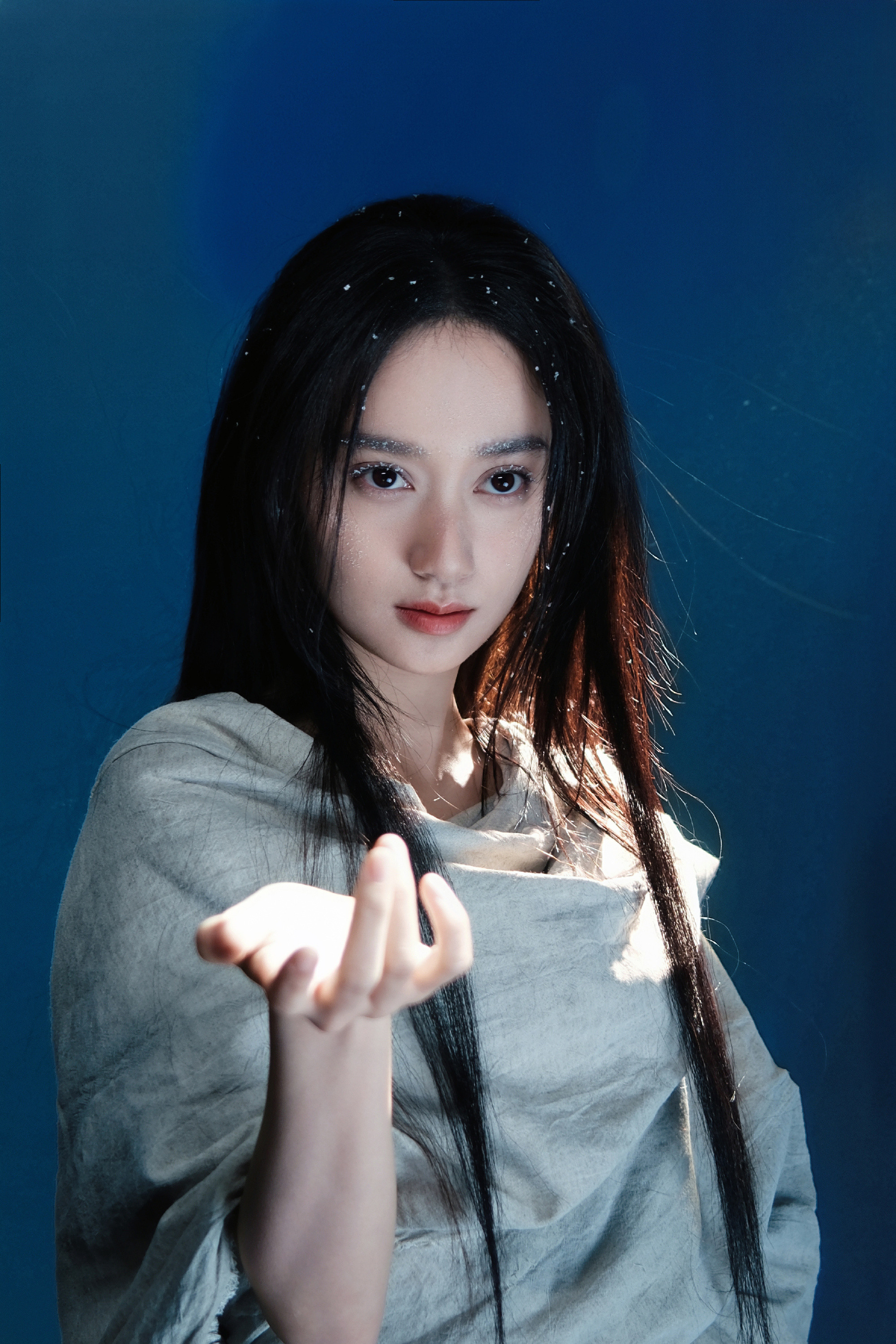看完夏梦这个手势后，我想说，来，那个谁你过来，就是那个手里领着一袋零食的，就你，