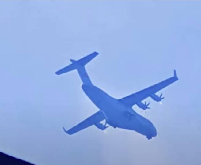 采用T型垂尾和翼稍小翼，新中运首飞？该机采用四发涡桨布局，量产型预计将配备AE