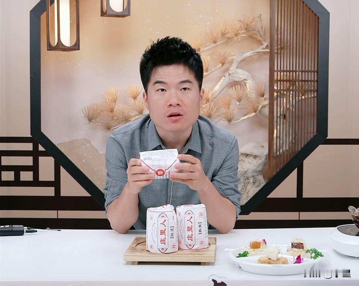 适逢佳节，与辉同行新的爆品出现了黄庄月饼一天卖出了8万单连董宇辉都惊讶了，赶