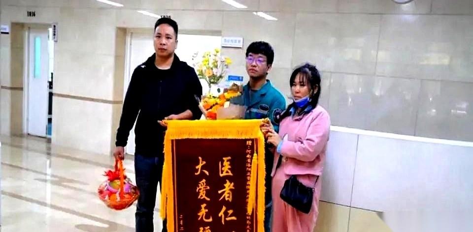 第21个电话，终于通了。我刚要破口大骂，听筒那头却传来“咚”的一声闷响，像是谁