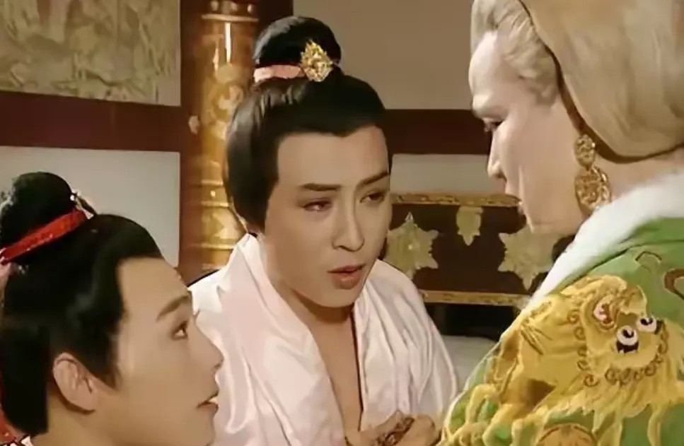 公元695年，71岁武则天宠幸完42岁沈南璆后，勃然大怒：“没用的东西！”随后又