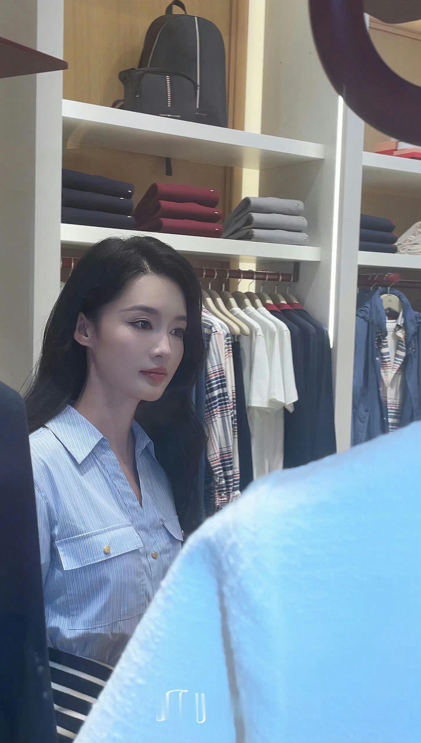 天呐这几张的李沁真的好漂亮她好像从来不营销美貌….