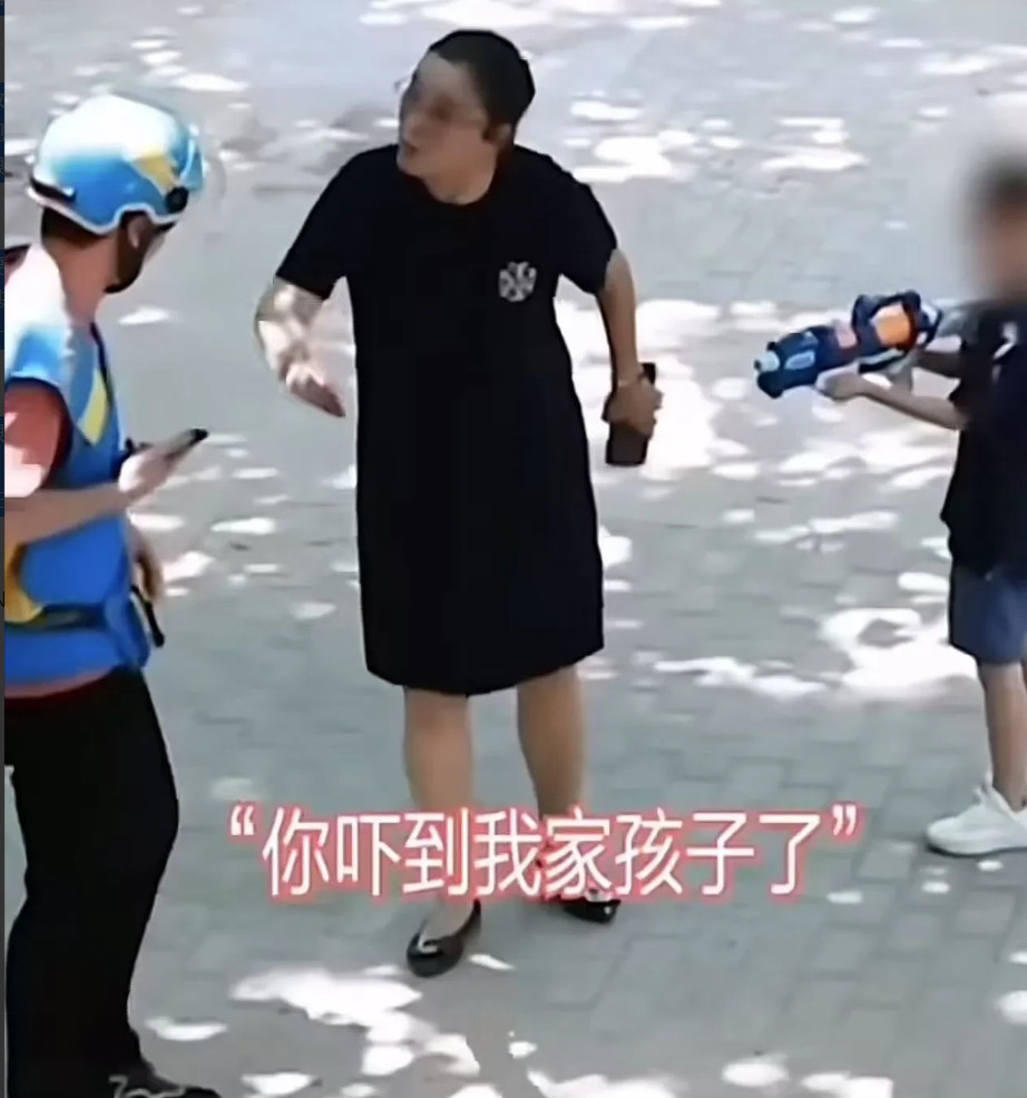 “熊孩子的背后果然有一个家长！”外卖员正忙着送餐，谁知一个熊孩子对着外卖员就滋水