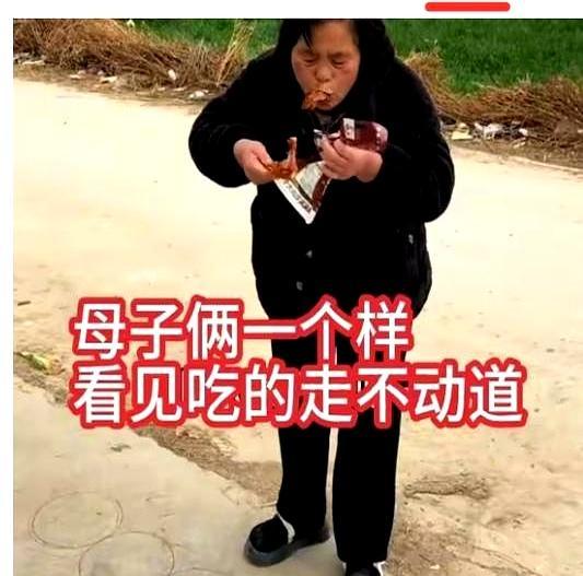 饭桌上恨不得长出四只手的滑稽吃相，往往不是因为饥饿，而是流量的精准算计。农