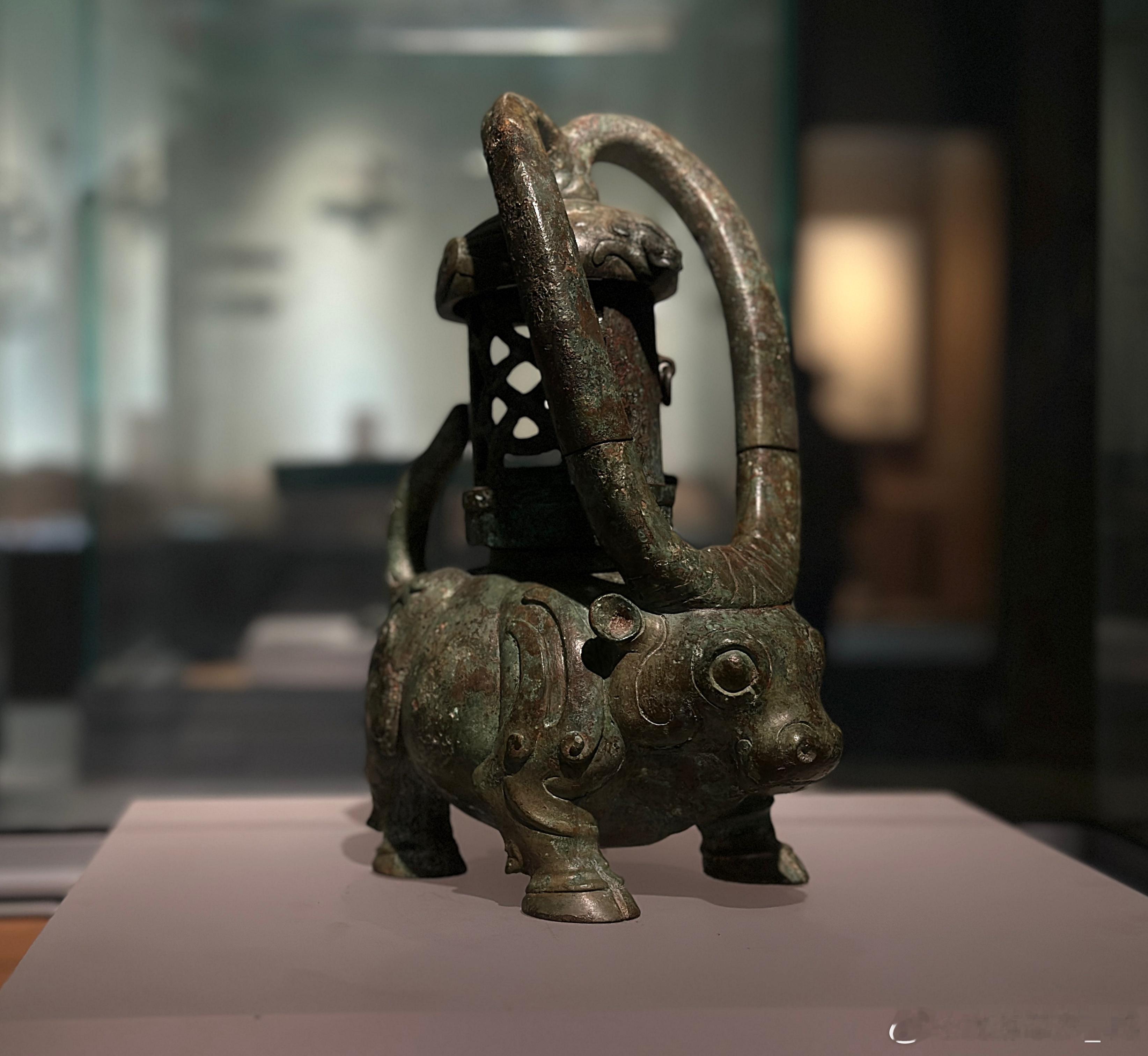 铜牛灯东汉（公元25-220年）南京博物院藏1975年睢宁刘楼东汉墓出土。此