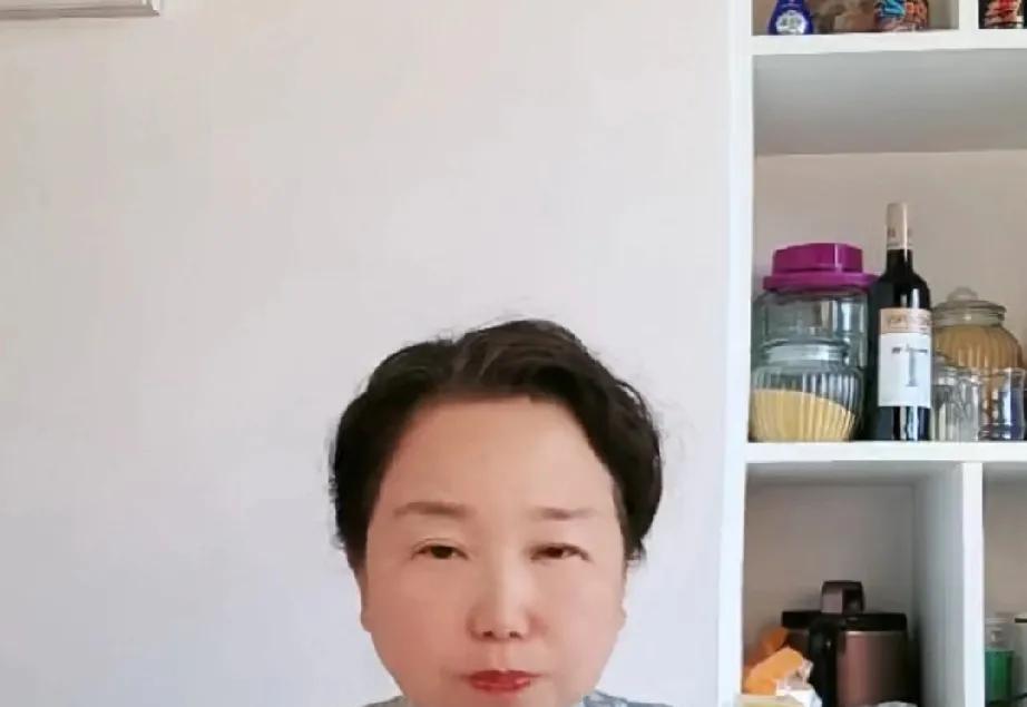 老度再度标榜善良，说善良就是不去欺负别人，污蔑别人，网友们听了，轻蔑地笑着。老