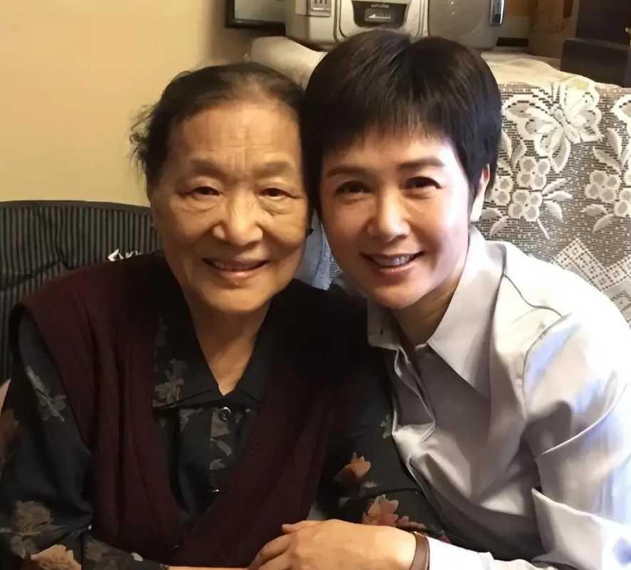 蒋母远见阻婚，余生担忧终究应验蒋雯丽母亲当初反对女儿嫁顾长卫，忧心娱乐圈婚姻不