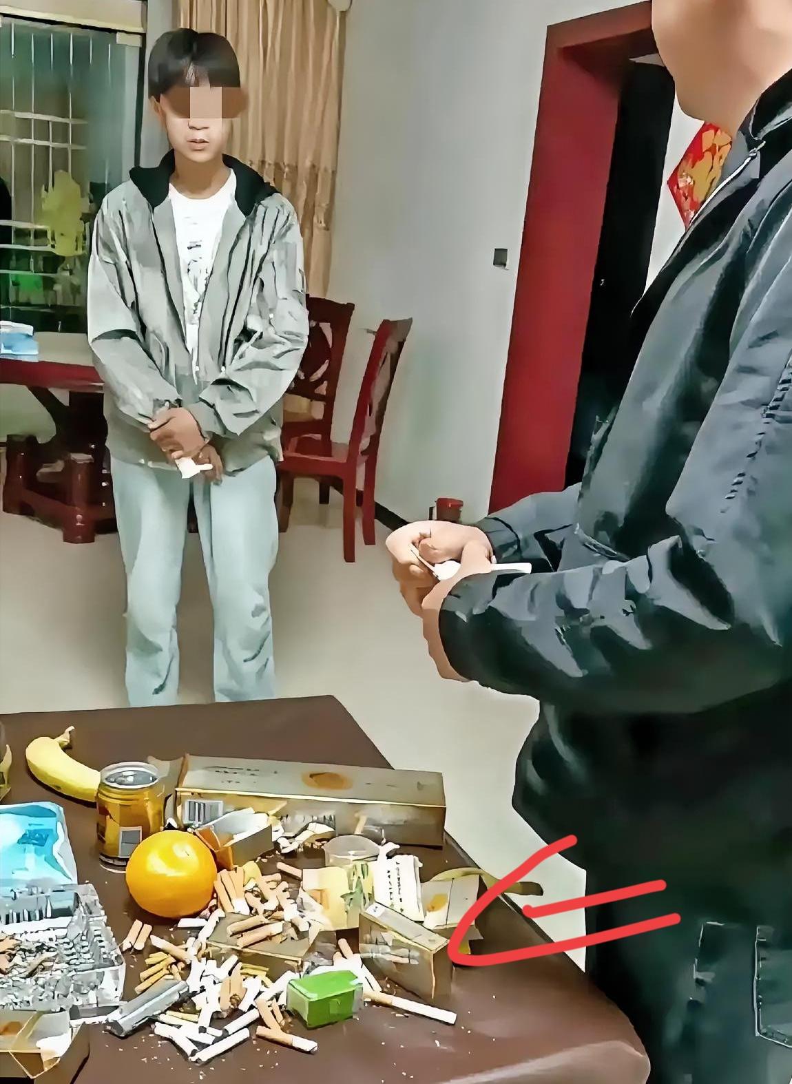 见过当爹的跟烟较劲的吗？重庆这位老爸的操作，看得我鼻子都酸了！当着儿子的面，把6