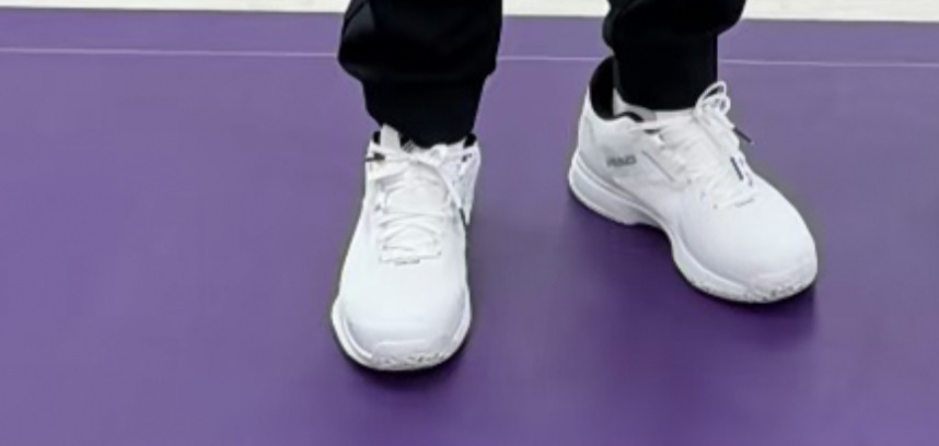 细看了他穿的HEAD海德网球鞋啊这牌子妥妥网球品牌啊😦