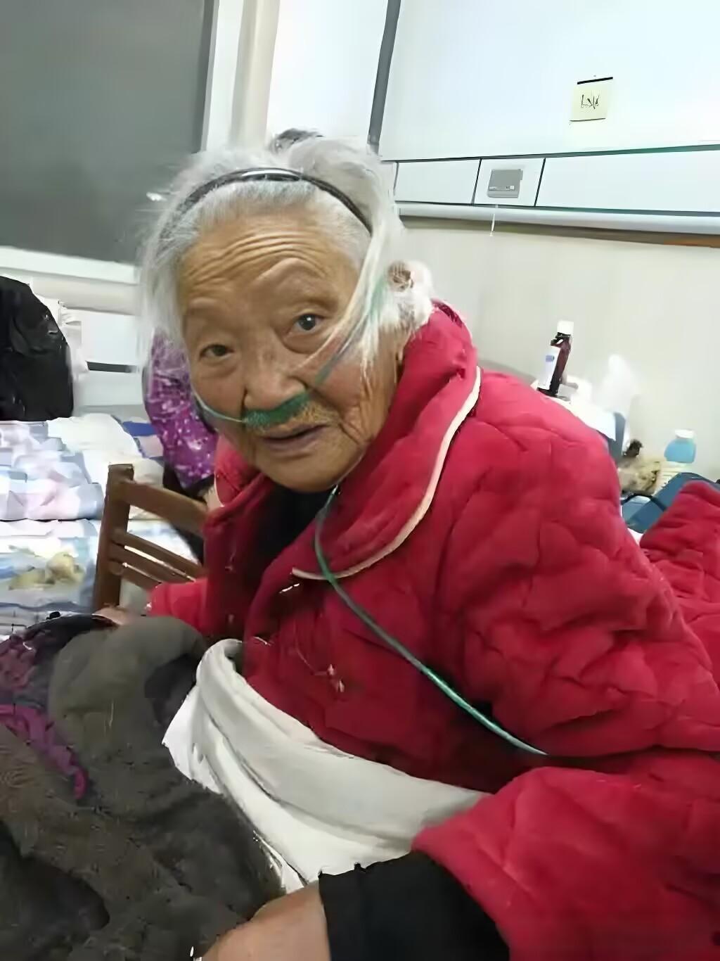 我朋友家婆婆前阵住院,光医药费就花了五万。出院那天,老人特意叫上朋友两口子和小姑