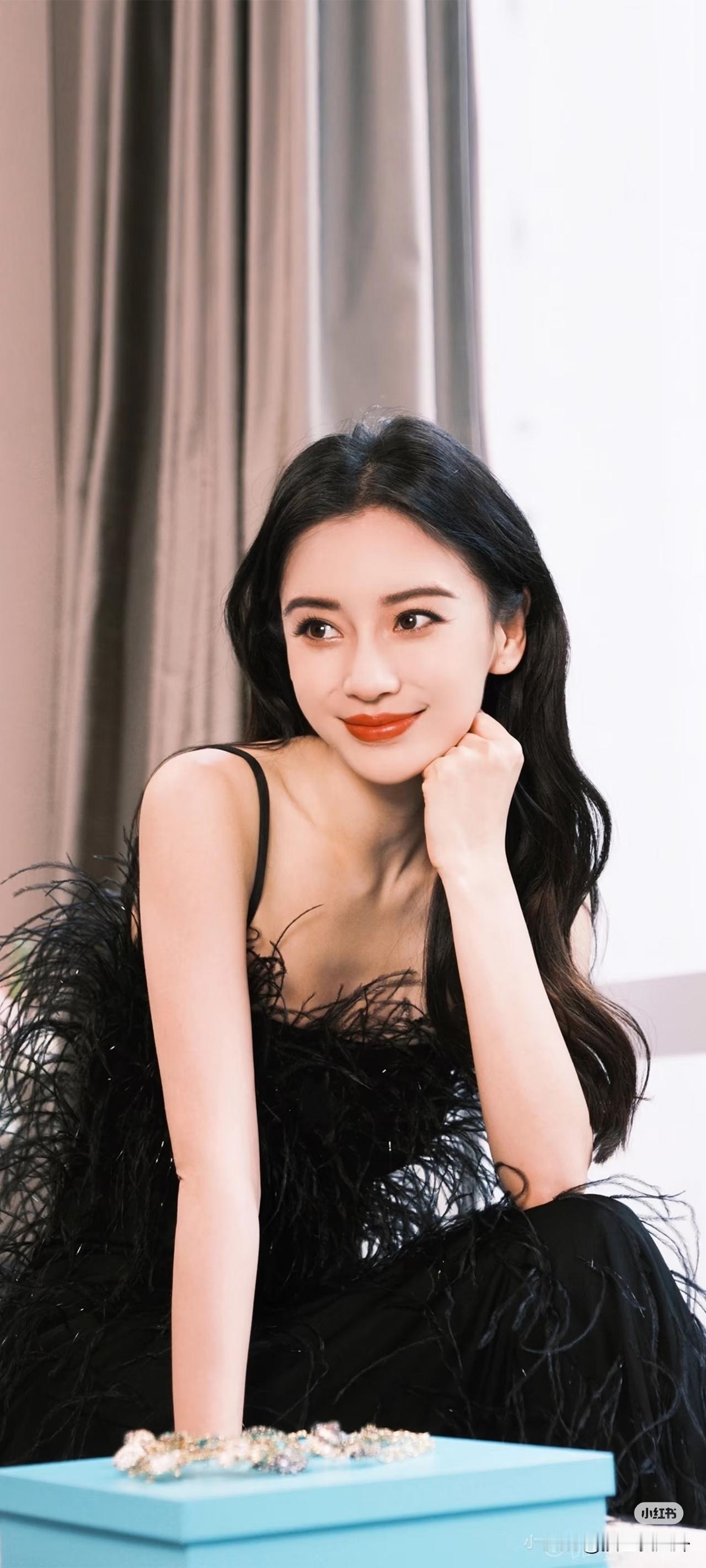 Baby终究还是服软了事实证明没有靠山的娱乐圈太难混了杨颖被拍到和黄晓明妈