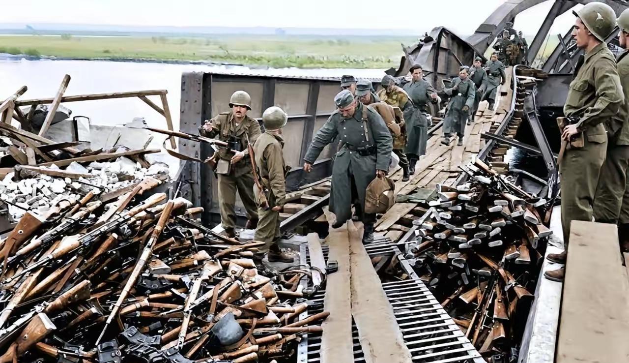 1945年5月4日及7日，德国士兵在被德军根据希特勒命令炸毁尚能勉强通过的坦格尔