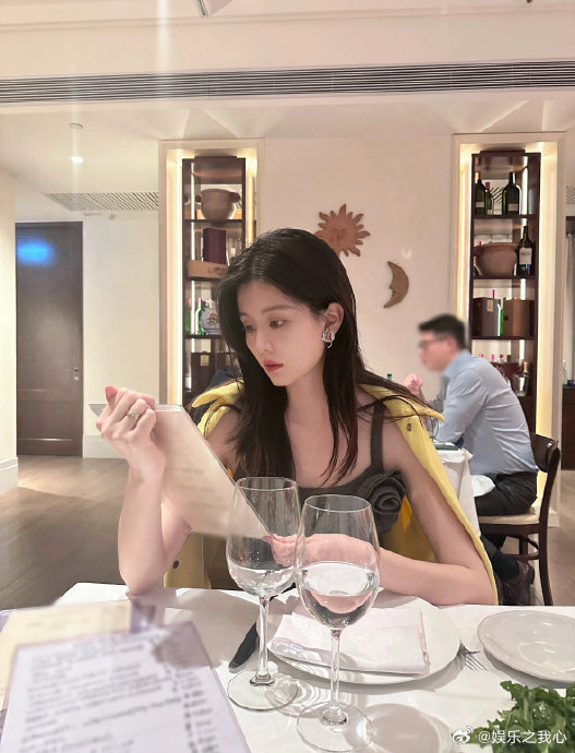 在娱乐圈这个大舞台上，明星们的一举一动都备受瞩目。有的明星在镁光灯下一路高歌猛进