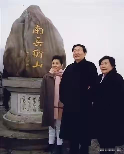 朱老携夫人劳安与女儿朱燕在南岳衡山巨石前的这张合影，定格在2003年初冬。山上风