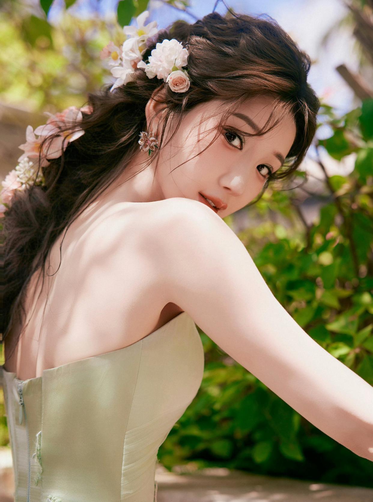 毛晓彤花季美少女惊艳上线，甜到心坎美得让人移不开眼！
