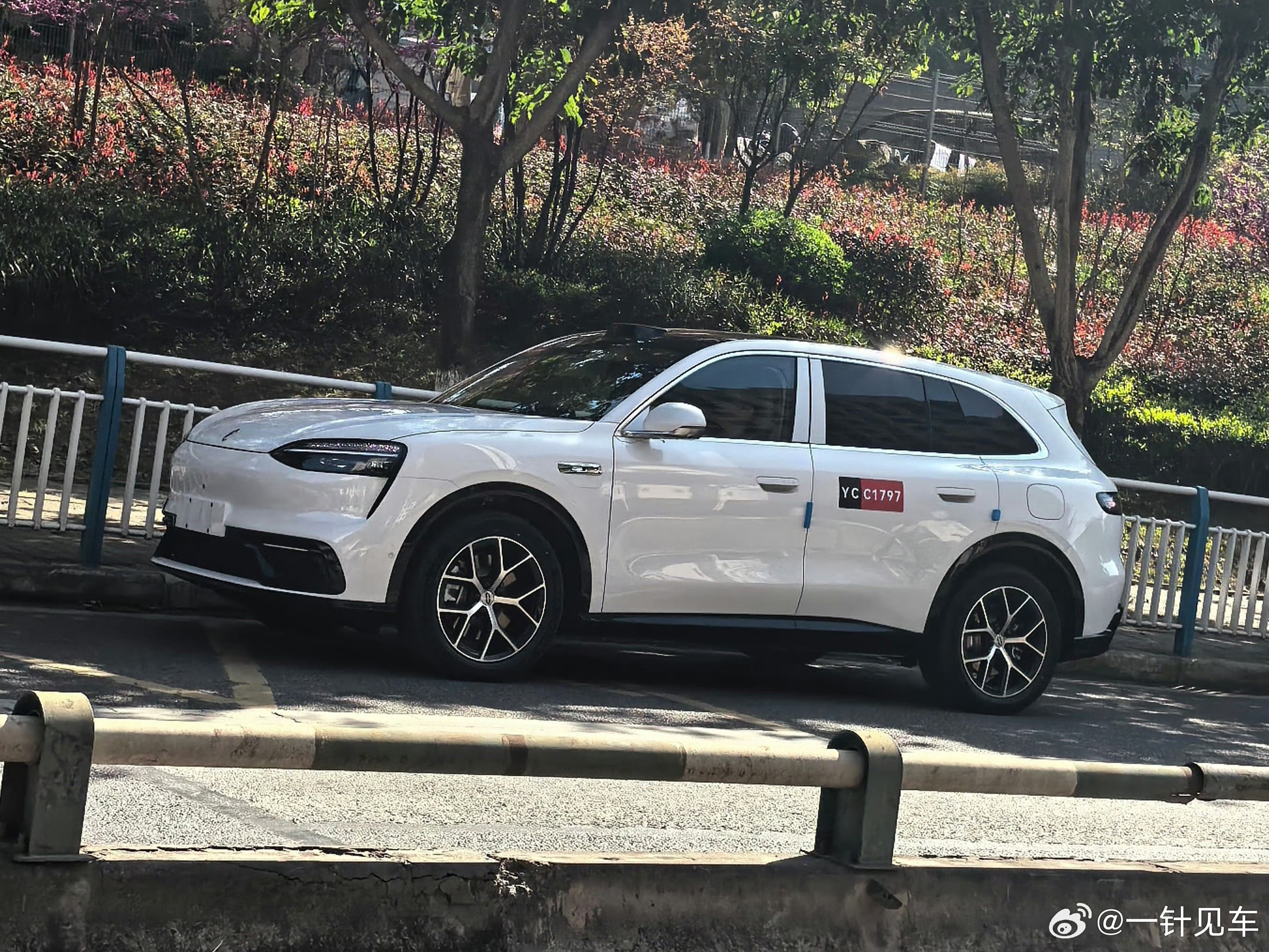 白色问界M6实车图，这个好看哇