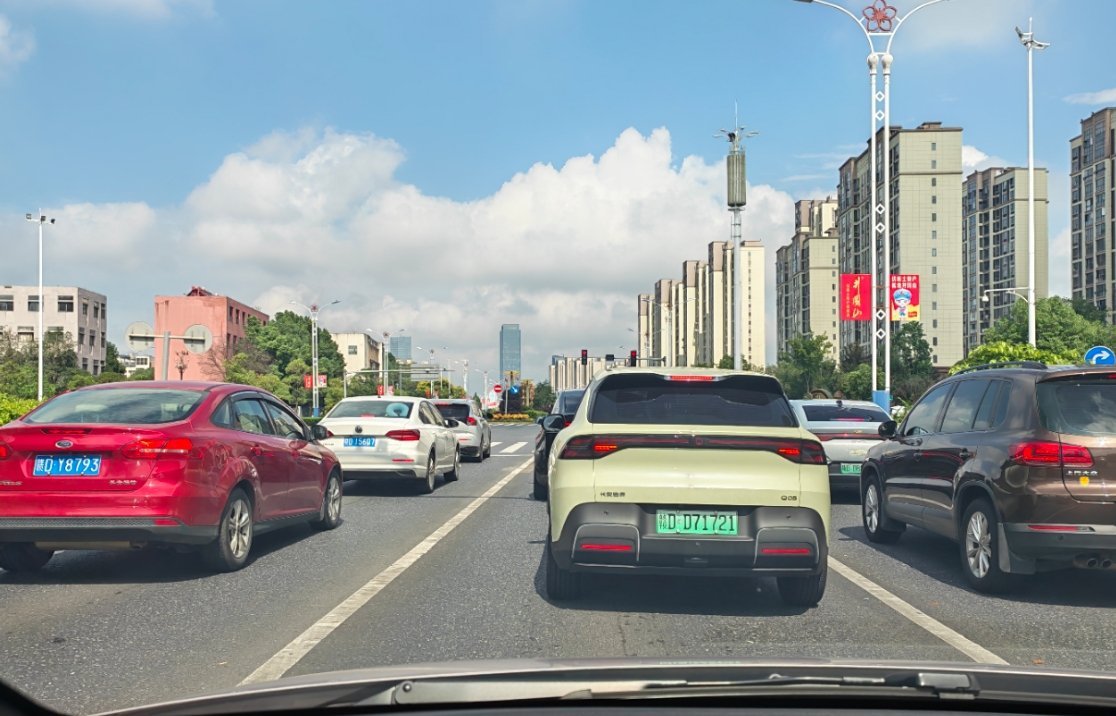 我在想能不能给道路加个新策略，燃油车走燃油车的道，新能源车走新能源车道，这样可以
