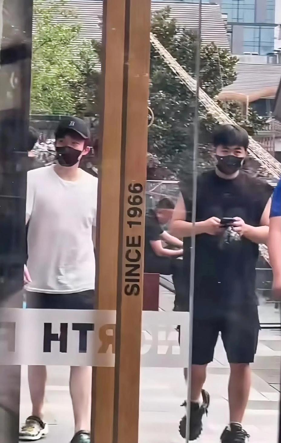在太古里偶遇王楚钦，虽然戴了口罩，但是背影一看就能认出来，真是到哪里都是风