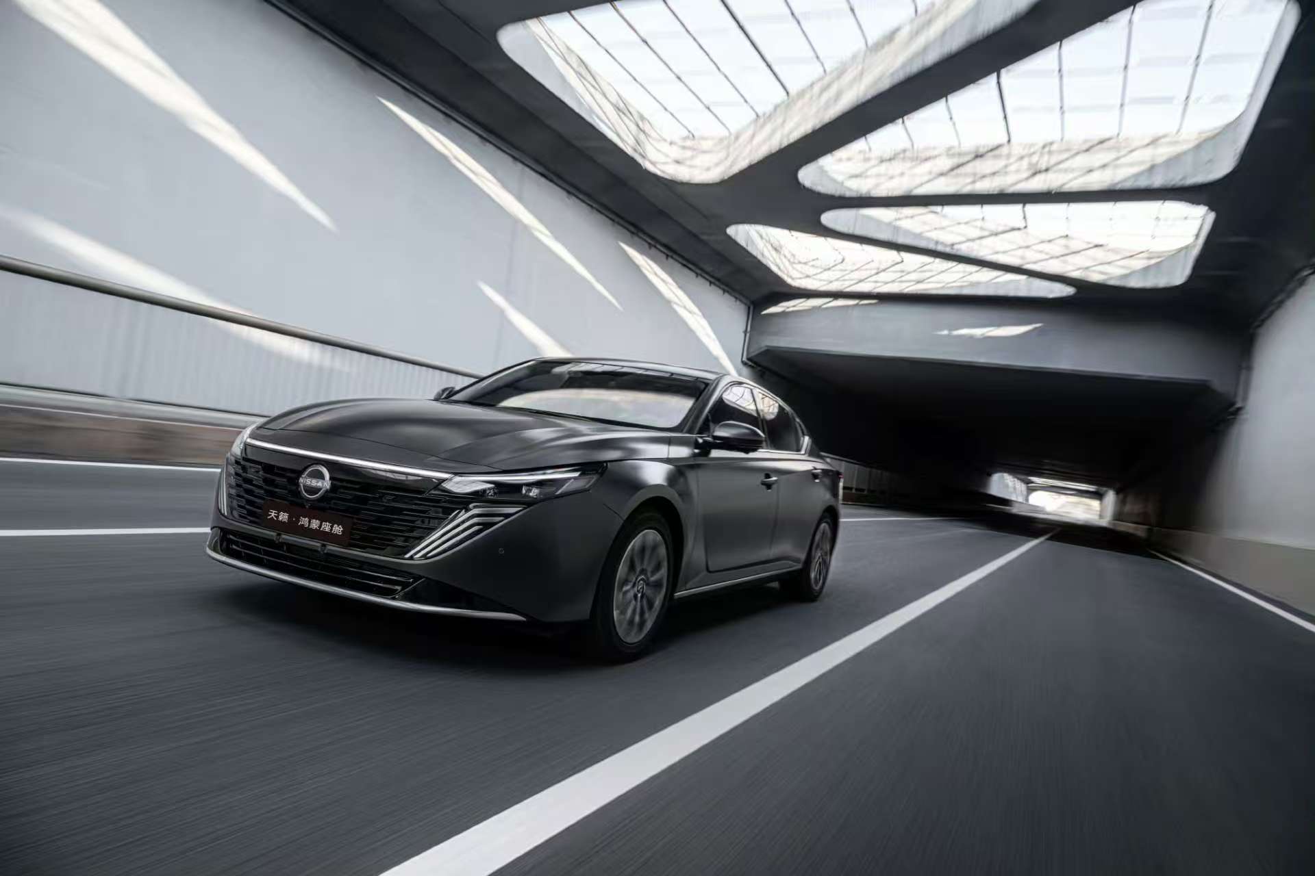 燃油车这次真的“站起来”了！你们看鲁大师的驾舱流畅榜，日产天籁装了鸿蒙座舱后，