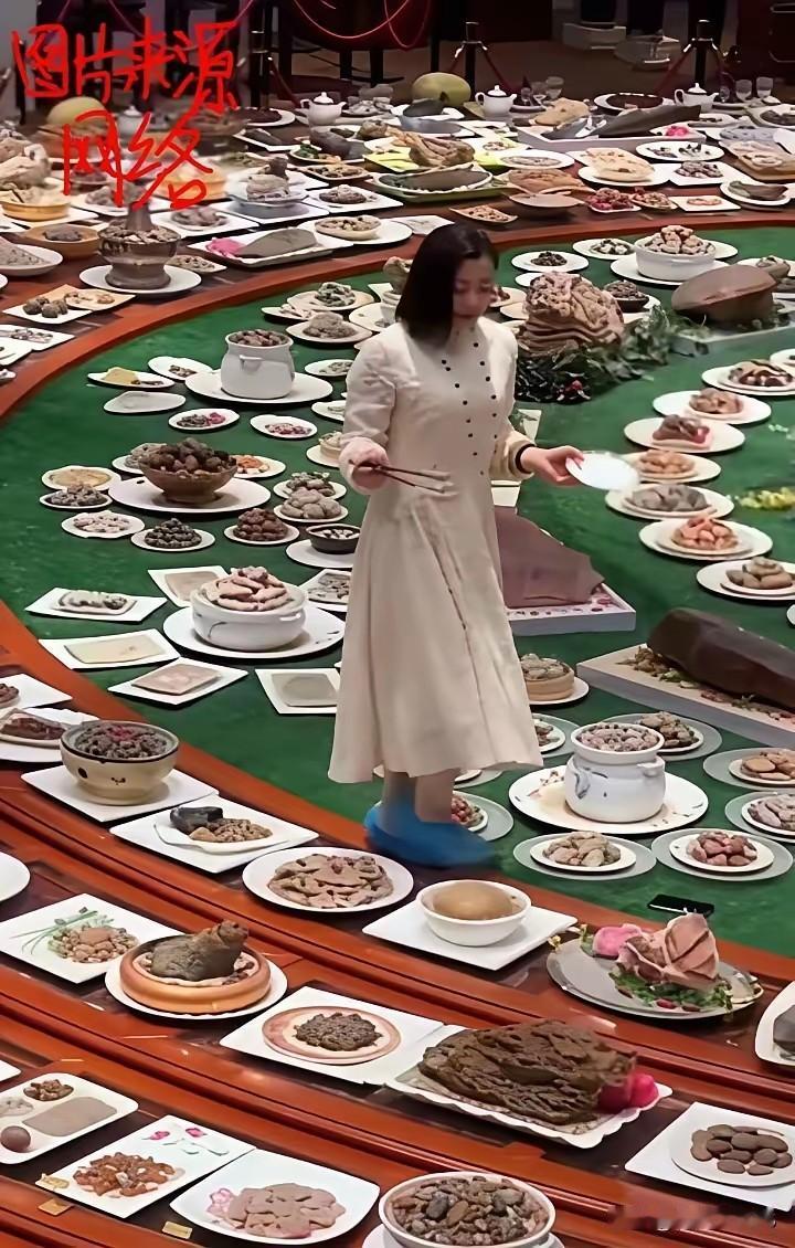 吃这个饭还得上桌夹菜吗[笑着哭]