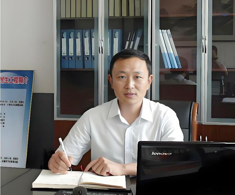 朋友在安徽阜阳市颍上县教书，听说他们县教育部门教研室的胡主任上了热搜。我很好奇，