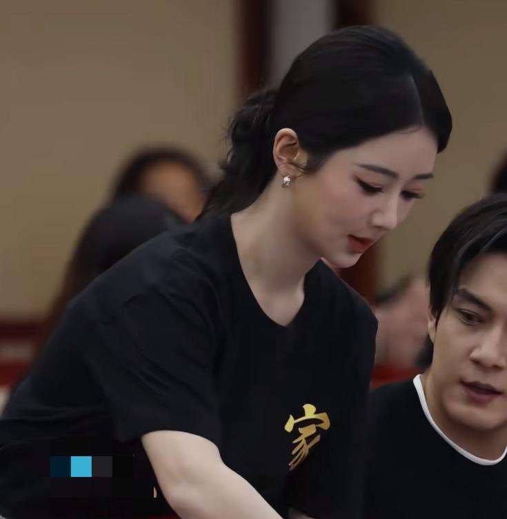 杨紫带着家业妆发赶到座谈会，忙不是看点，能谈清作品才是进步杨紫结束拍摄后